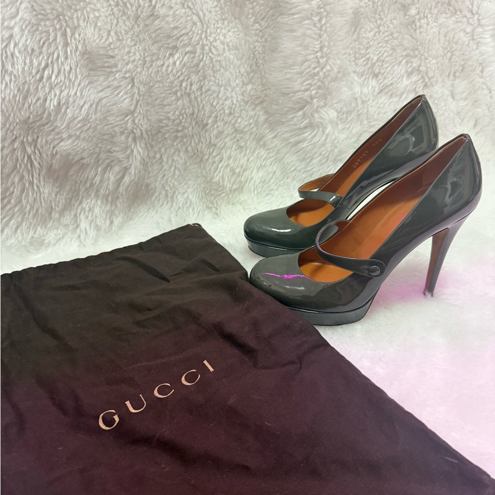 Gucci Mary Jane patent leather pumps in gray! 
size 36.5